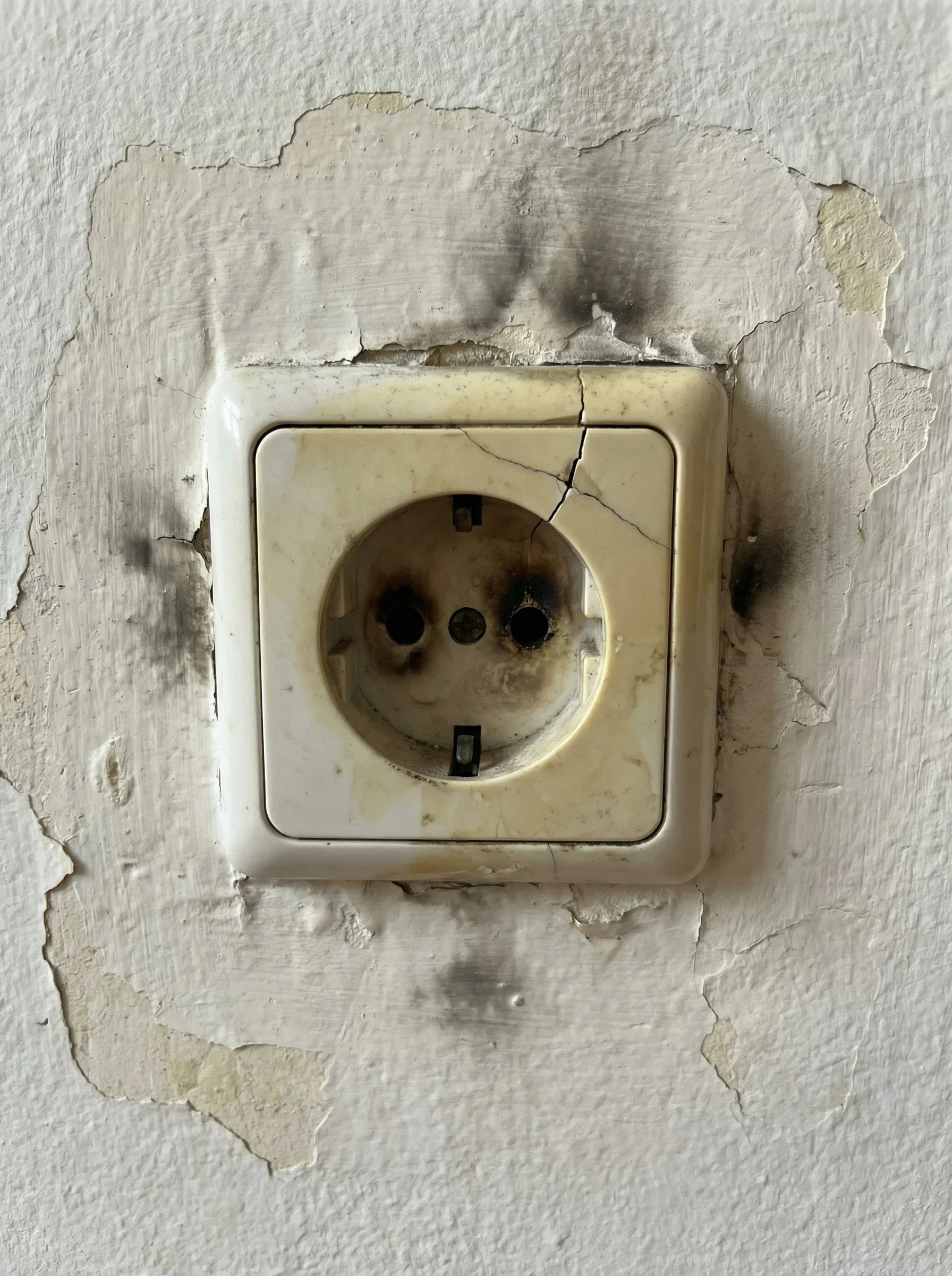 Alte defekte Steckdose vor dem Austausch in Bad Salzuflen – Brandgefahr